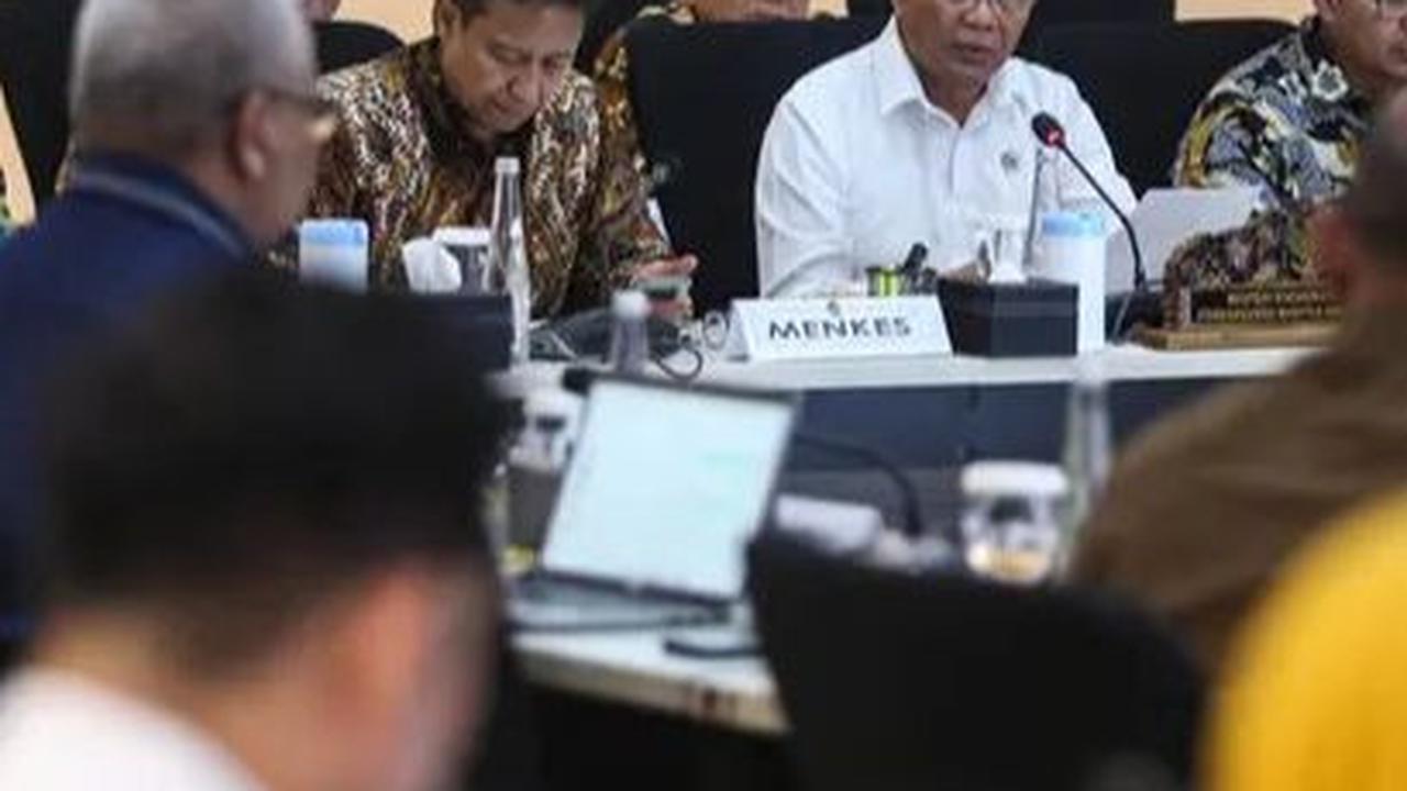Menteri Koordinator Pembangunan Manusia dan Kebudayaan (PMK), Muhadjir Effendy (kedua kanan) menggelar rapat tingkat menteri di Gedung Kementerian Koordinator Pembangunan Manusia dan Kebudayaan, Jakarta, Rabu (21/8/2024).&nbsp;Rapat tingkat menteri terseb