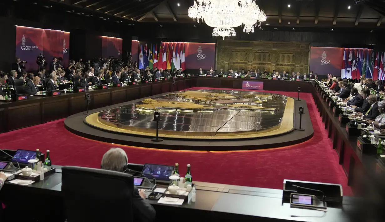 Presiden Indonesia Joko Widodo atau Jokowi (tengah)berbicara selama pembukaan Konferensi Tingkat Tinggi atau KTT G20 hari pertama di Nusa Dua, Bali, Selasa (15/11/2022). Kepala negara diketahui duduk di bagian depan sebuah ruangan dengan meja yang disusun bundar.  (AP Photo/Dita Alangkara, Pool)