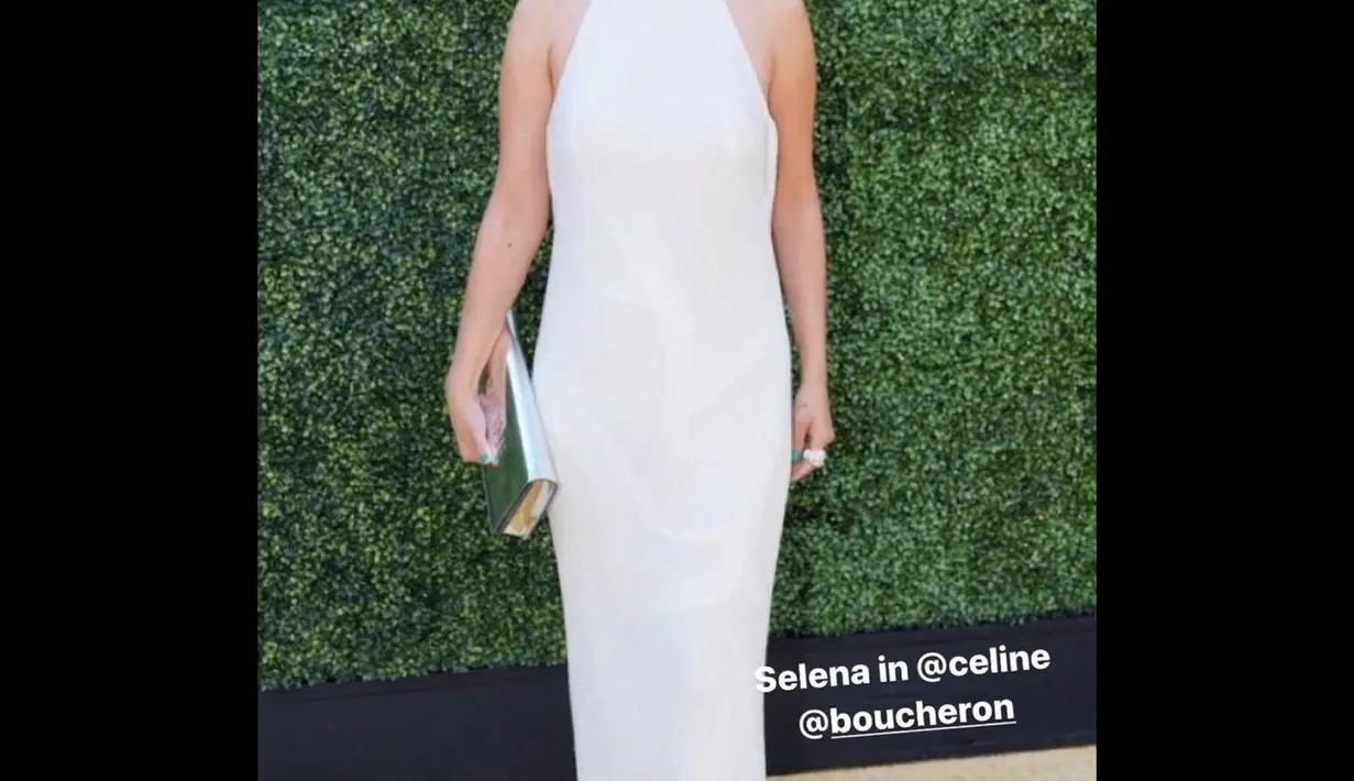Aktris dan penyanyi Selena Gomez tampil minimalis dengan beaded high-neck gown dari Celine dan dipadukan dengan silver clutch. Ia memberikan  semburat warna dengan anting-anting berwarna hijau. (Instagram/kateyoung).