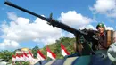 Seorang prajurit TNI memegang di dekat senjata berat ketika mengikuti HUT TNI ke-66 yang berlangsung di Lapangan PTC, Entrop, Jayapura, Papua, Rabu (5/10). (Antarafoto)