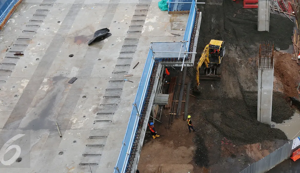 Petugas menggunakan alat berat membuat proyek jalur layang MRT koridor selatan-utara, Lebak Bulus-Bundaran HI di kawasan Blok M, Jakarta, Selasa (21/3). Pembangunan proyek tersebut sepanjang 10 km dan akan beroperasi Maret 2019. (Liputan6.com/Johan Tallo)