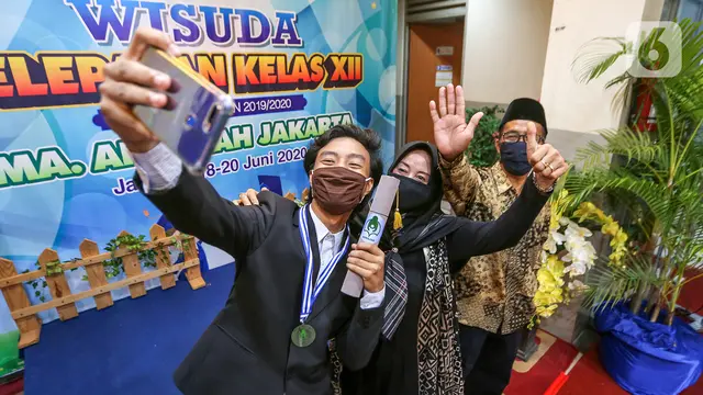 Pandemi Covid-19, Madrasah Aliyah Annajah menerapkan Wisuda Drive Thru untuk mencegah penyebaran virus Covid-19