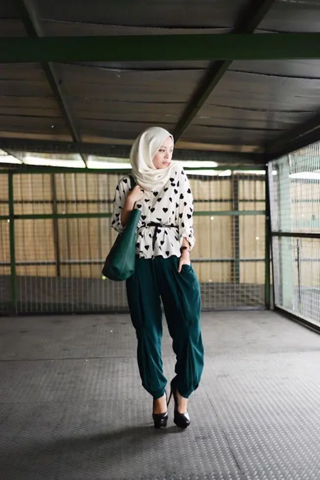 Busana kantor untuk cewek berhijab tampilan modis dan stylish. (Pinterest/Street Hijab Fashion)