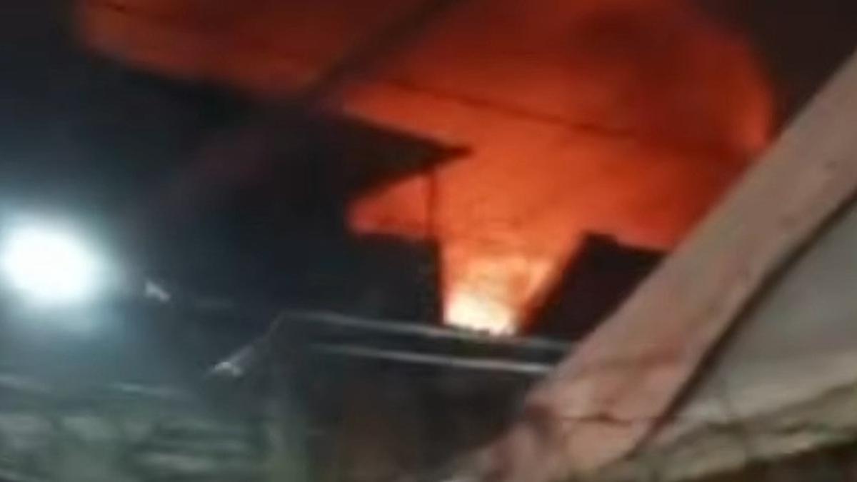 Kebakaran Puluhan Rumah di Johar Baru, Warga Mengungsi di Masjid