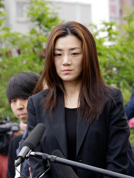 Putri bungsu bos maskapai Korea Air, Cho Hyun-min datang untuk dimintai keterangan oleh polisi di Seoul Selasa (1/5). Keluar dari sedan hitam, Cho mengulangi permintaan maafnya dengan berlinang air tanpa berkomentar lebih jauh. (AP/Ahn Young-joon)