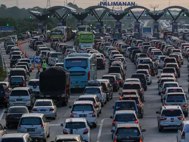 Sejumlah kendaraan antre di gerbang tol Palimanan Cipali, Jawa Barat, Kamis (29/6). Memasuki H+4 Lebaran, arus balik dari Jawa Tengah menuju Jakarta masih terpantau padat dan puncak arus balik diprediksi terjadi H+5 dan H+6. (Liputan6.com/Faizal Fanani)