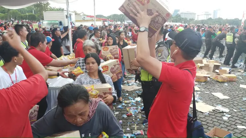 Ribuan warga menyambangi Monas dalam kegiatan bagi-bagi sembako