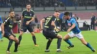 Striker Napoli, Dries Mertens, berusaha melewati pemain Inter Milan pada laga Serie A Italia di Stadion San Paolo, Naples, Sabtu (21/10/2017). Napoli bermain imbang 0-0 dengan Inter Milan. (AP/Ciro Fusco)