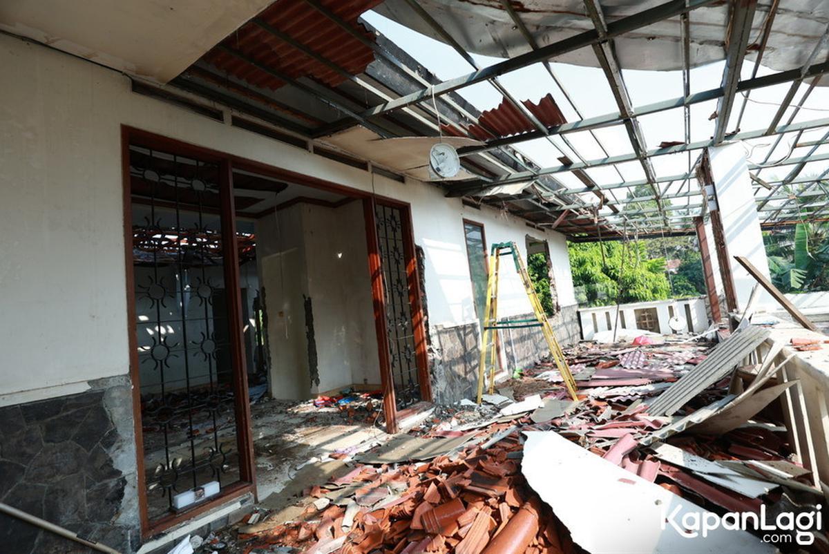 9 Potret Rumah Atalarik Syach yang Dieksekusi Aparat, Dinding Rumah Jebol dan Genteng Hancur