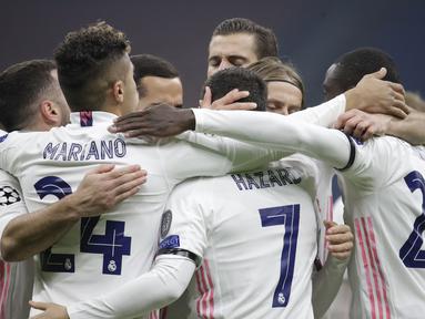 Pemain Real Madrid merayakan gol yang dicetak Eden Hazard ke gawang Inter Milan pada laga lanjutan Liga Champions di Giuseppe Meazza, Kamis (26/11/2020) dini hari WIB. Real Madrid menang 2-0 atas Inter Milan. (AP Photo/Luca Bruno)