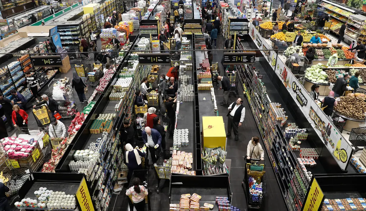 Orang-orang berbelanja di sebuah supermarket ketika yang lain mulai menimbun persediaan di Beirut, Lebanon, Rabu (11/3/2020). Total ada 61 orang yang dinyatakan positif virus Corona COVID-19 di Lebanon dimana pasien pertama sudah dinyatakan sembuh dan terbebas dari virus itu. (AP/Hussein Malla)