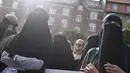 Demonstran melakukan protes larangan penggunaan cadar di Kopenhagen, Rabu (1/8). Parlemen Denmark mengesahkan undang-undang yang melarang pengenaan penutup muka bagi perempuan di tempat umum pada Mei 2018. (Mads Claus Rasmussen/Ritzau Scanpix via AP)