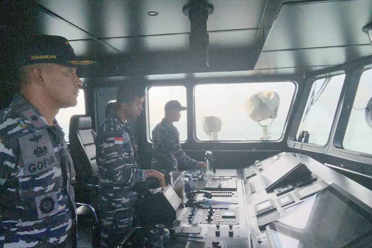 Unsur TNI Angkatan Laut (TNI AL) yaitu KRI Bubara-868 BKO Danguskamla Koarmada I, membantu menanggulangi kebakaran kapal KM Alexindo di Perairan Teluk Jodoh, Batam, Kepulauan Riau, Kamis (22/2) (Istimewa)