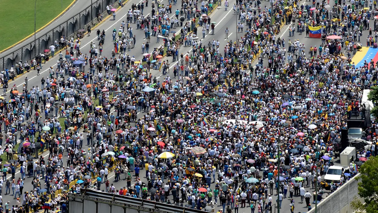 Pembakaran dan Blokir Jalan Warnai Aksi Protes Lanjutan di Venezuela