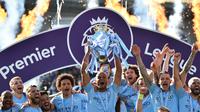 Kapten Manchester City, Vincent Kompany, mengangkat trofi juara Premier League 2018-2019, Minggu malam WIB (12/5/2019). (AFP/Glyn Kirk)