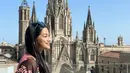 Dalam beberapa unggahannya, Titi Kamal terlihat berpose di depan Sagrada Familia dengan latar belakang menara-menara tinggi yang menjulang ke langit biru Barcelona. Mengenakan pakaian yang stylish, Titi tampak sangat menikmati momen-momen tersebut. Senyuman manisnya semakin menambah keindahan foto-foto tersebut, menunjukkan betapa bahagianya ia berada di sana. (Liputan6.com/IG/@titi_kamall)