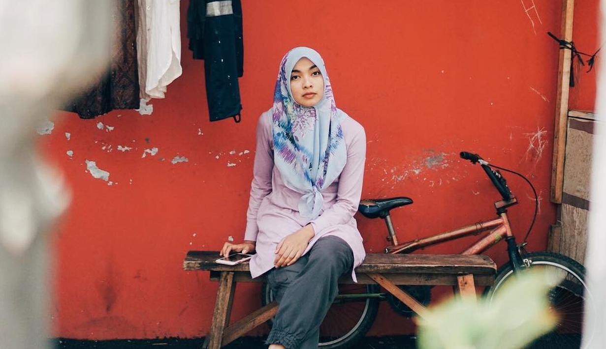 Selanjutnya ada Tika Bravani yang juga telah mantap berhijab sebelum Ramadan 2018 tiba. Tika begitu pandai memadukan hijab dan busana yang dipakai sehingga membuat dirinya tampak modis dan santun. (Instagram/tikabravani)