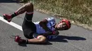 Pebalap asal Kolombia, Jarlinson Pantano terjatuh pada etape ke-16  Tour de France dengan jarak 165 km dari Le Puy-en-Velay dan Romans-sur-Isere, (18/7/2017).  (AFP/Jeff Pachoud)