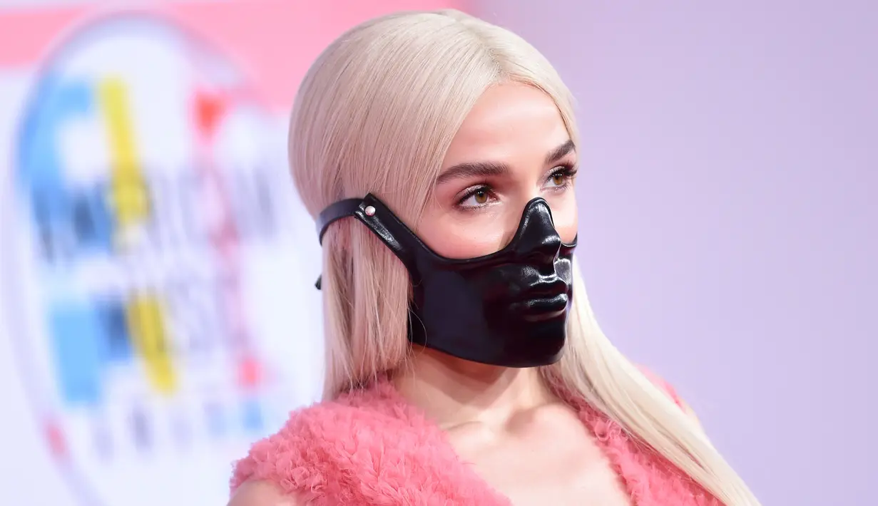 Penyanyi muda, Poppy menghadiri ajang penghargaan American Music Awards 2018 di Microsoft Theater, Los Angeles, Selasa (9/10). Penampilan dengan masker hitam yang menutupi wajahnya itu masuk dalam katogeri gagal kostum. (Valerie MACON / AFP)