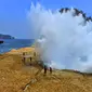 Pantai ini memiliki keunikan tersendiri. Ombak di pantai ini tampak seperti bisa terbang