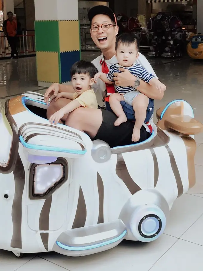 Junior Liem dan anak-anaknya