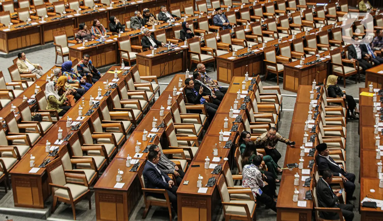 Kemudian masing-masing fraksi menyampaikan pandangan fraksi. Setelah itu, Puan menanyakan persetujuan anggota dewan. (Liputan6.com/Faizal Fanani)