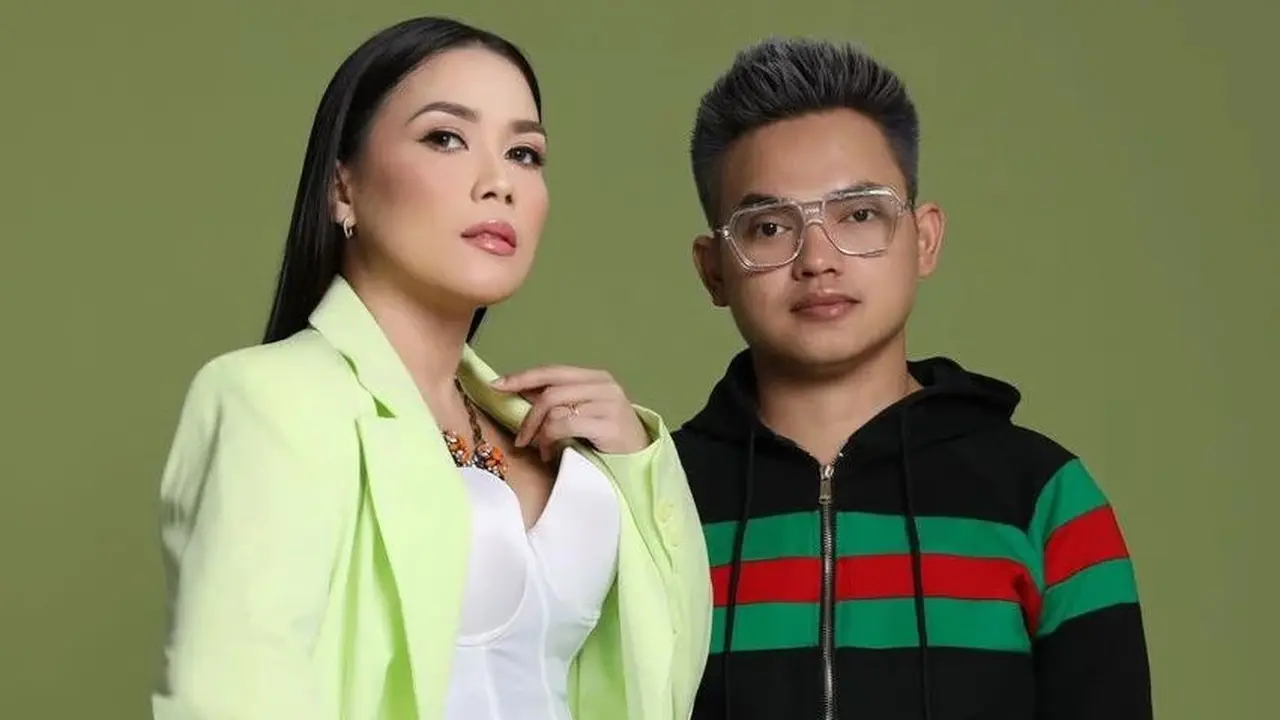 Penyanyi asal Malaysia, Eira Syazira, kini diproduseri Dodhy Kangen Band (https://www.instagram.com/p/Cs6F6lKJ-FN/)