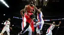 Guard Houston Rockets, James Harden, berusaha mencetak angka ke jaring Detroit Pistons dalam laga babak reguler NBA 2016-2017 di The Palace of Auburn Hills, Michigan, Selasa (22/11/2016) WIB. (AP Photo/Paul Sancya)