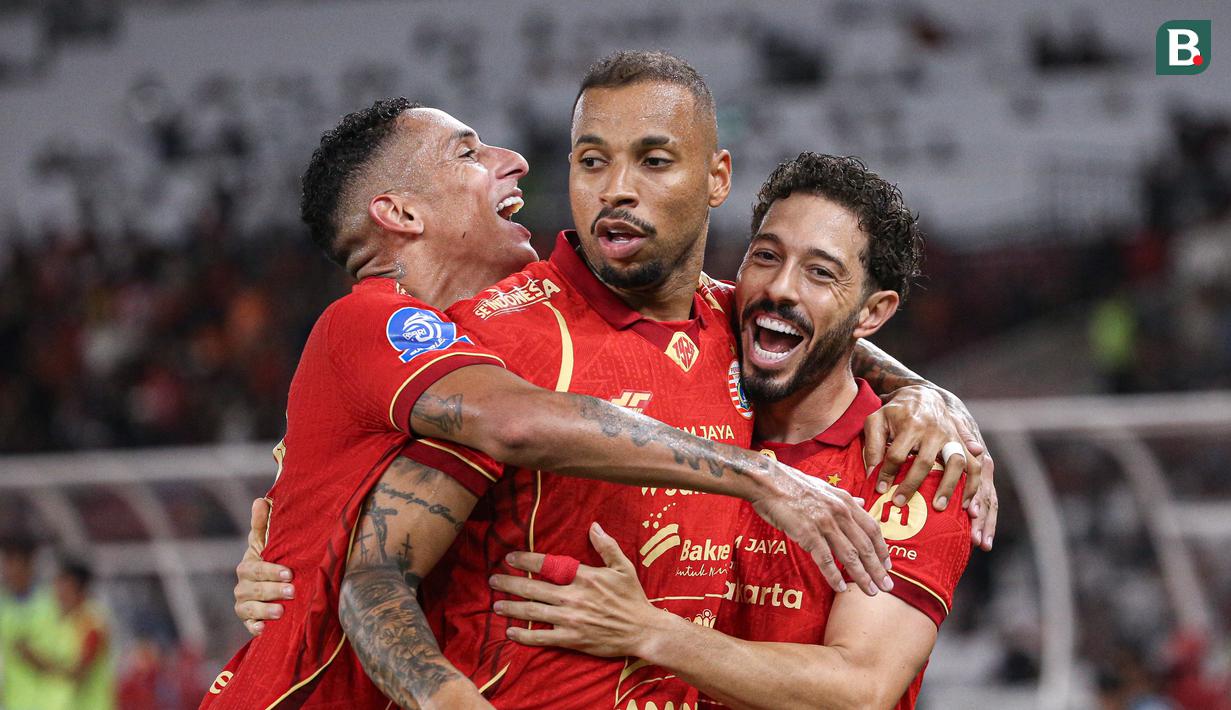 Jean Mota (kanan) merayakan gol perdananya bersama Gustavo Almeida (tengah) dan Bruno Tubarao (kiri) saat Persija Jakarta melawan Persis Solo pada laga pekan ke-30 BRI Super League musim ini di Stadion Utama Gelora Bung Karno (SUGBK), Jakarta, Senin (27/04/2026) malam WIB. (Bola.com/Abdul Aziz)