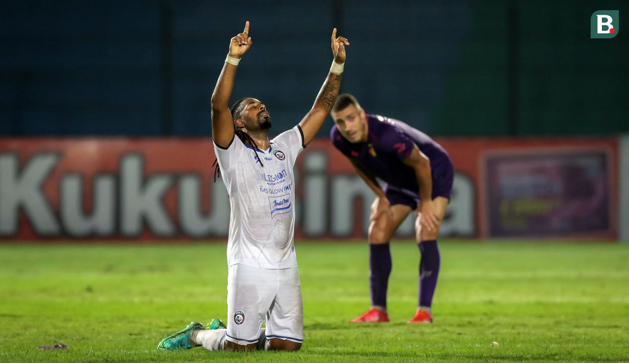 Arema FC berhasil menang tipis 3-2 atas Persik Kediri di pekan ke-12 BRI Liga 1 2021/2022. Gol dari Arema dicetak oleh Carlos Fortes, Johan Alfarizie, dan Feby Eka. Sementara dua gol Persik Kediri dihasilkan oleh Youssef Ezzejjari. (Bola.com/Bagaskara Lazuardi)