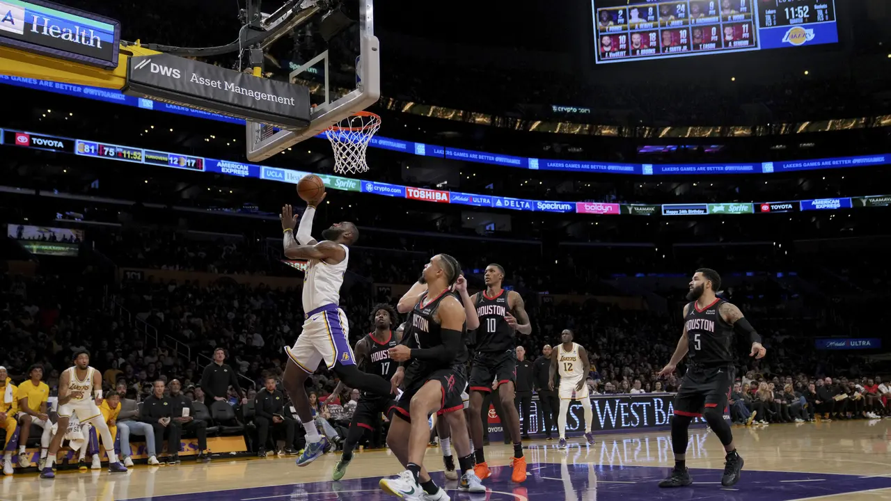 LeBron James memimpin Lakers mengalahkan Rockets di lanjutan NBA 2023/2024