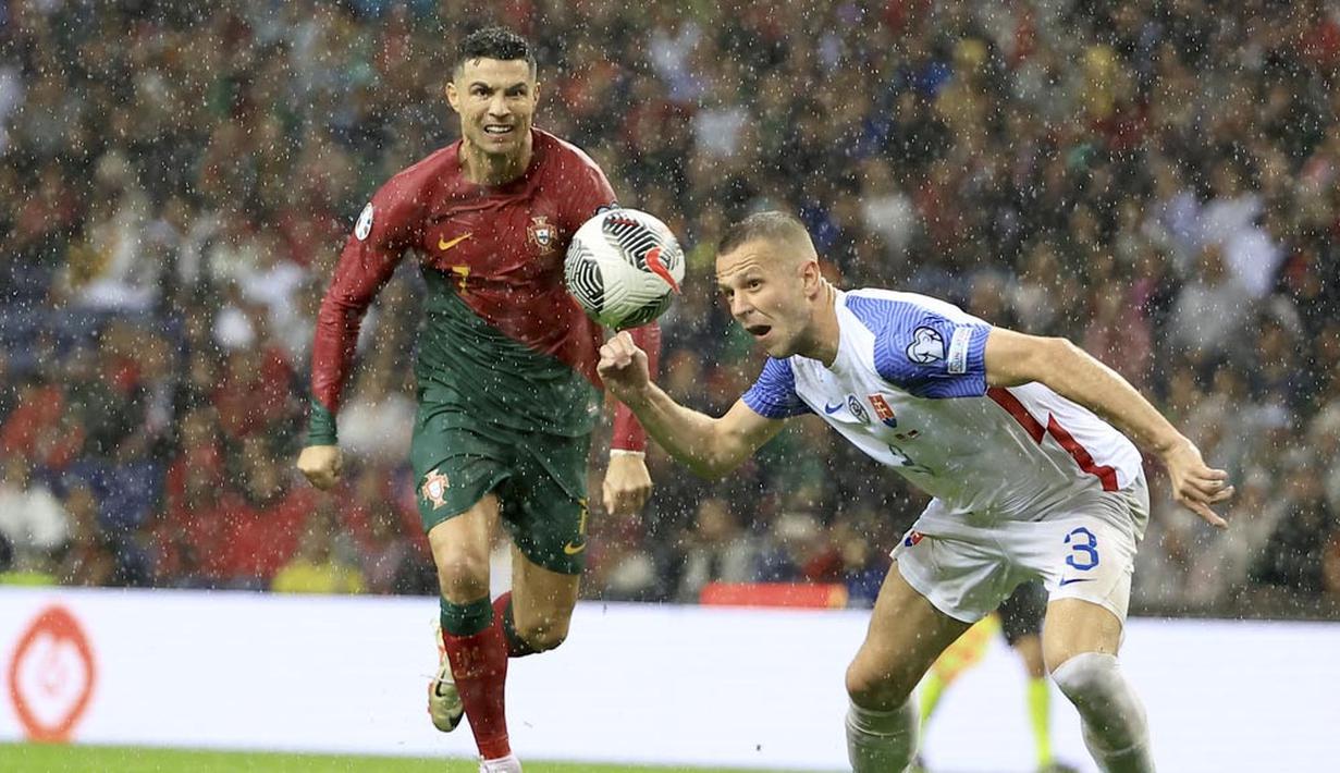 Pemain  Slovakia,  Denis Vavro, berusaha mengamankan bola saat melawan Portugal pada laga Kualifikasi EURO 2024 di Stadion Dragao, Sabtu (14/10/2023). Portugal menang dengan skor 3-2. (AP Photo/Luis Vieira)
