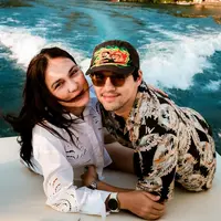 Luna Maya dan Maxime Bouttier di Lake Como. [@lunamaya].