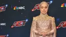 <p>Gaun yang dilengkapi aksen ekor panjang berpayet itu dikenakan Putri berpadu hijab warna senada yang juga tampil berkilau dengan payet penuh. Sementara makeup pelantun "Loneliness" tersebut dipoles dengan rona yang tak jauh berbeda dengan gaunnya, mulai dari pulasan eyeshadow hingga perona pipi. (Photo by Jordan Strauss/Invision/AP)</p>