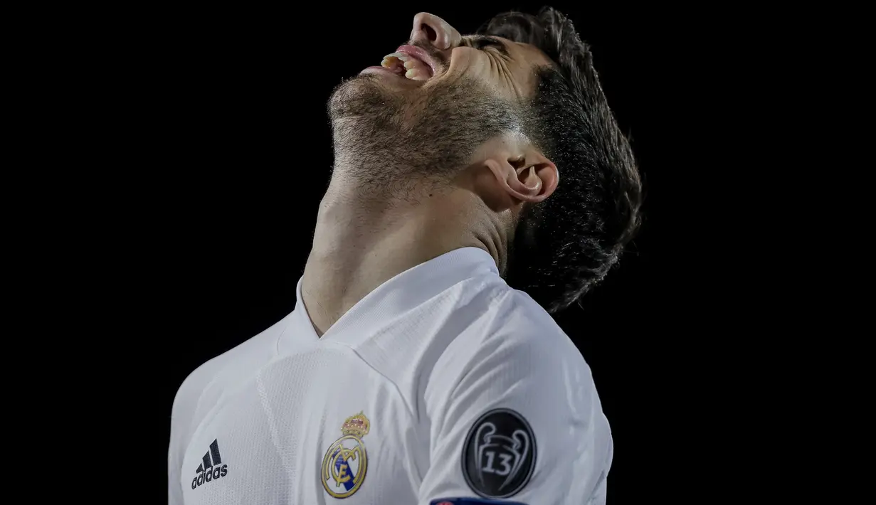 Reaksi penyerang Real Madrid, Marco Asensio saat menjamu Liverpool pada leg pertama perempatfinal Liga Champions di Estadio Alfredo Di Stefano, Rabu (7/4/2021) dini hari WIB. Real Madrid makin dekat ke semifinal Liga Champions usai menang 3-1 atas Liverpool.  (AP Photo/Manu Fernandez)