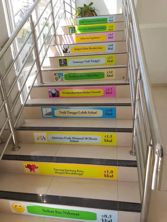 Tulisan Unik di Anak Tangga Ini Bikin Gagal Fokus