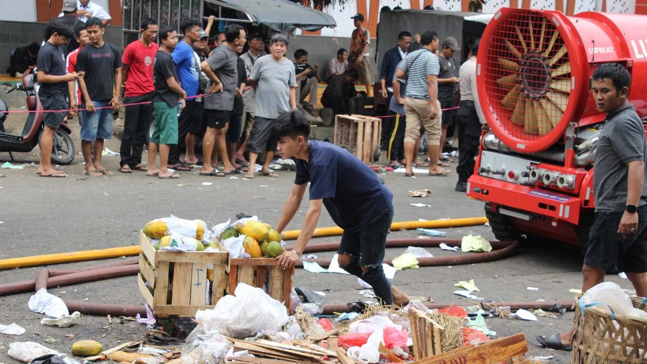 Kebakaran Hanguskan Ratusan Lapak di Pasar Induk Kramat Jati