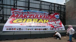 Spanduk Raksasa Terbentang dalam Aksi Tuntut Pemakzulan Gibran
