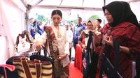 Kepala Seksi Kegiatan Kerja, Lapas Perempuan Kelas IIA Tangerang, Indri Yudhit berbincang dengan Istri Wakil Presiden Gibran Rakabuming Raka, Selvi Ananda mengenai produk kerajinan tangan yang dihasilkan para warga binaan. Foto: Humas LPP Kelas IIA Tangerang