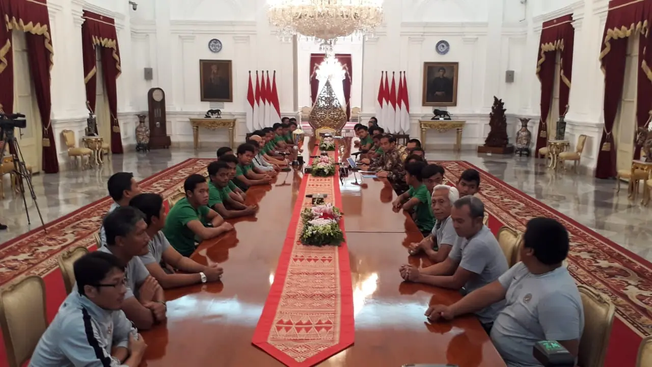 Presiden Joko Widodo atau Jokowi menerima kedatangan Kontingen Timnas Indonesia U-16 di Istana Merdeka.