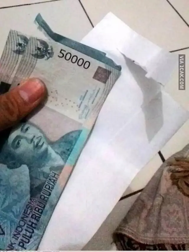 Bikin Sedih, Ini 8 Potret Dapat Uang Sobek yang Langsung Bikin Kesal