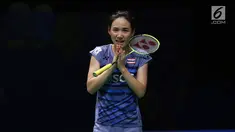 Pebulu tangkis Thailand, Nitchaon Jindapol memberi salam usai dikalahkan pemain Jepang Sayaka Sato di Semifinal Indonesia Open 2017 di Jakarta, Sabtu (17/6). Jindapol kalah 21-13, 18-21, 14-21. (Liputan6.com/Helmi Fithriansyah)