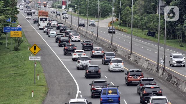 FOTO: Puncak Arus Balik Via Tol Tembus 137 Ribu Kendaraan