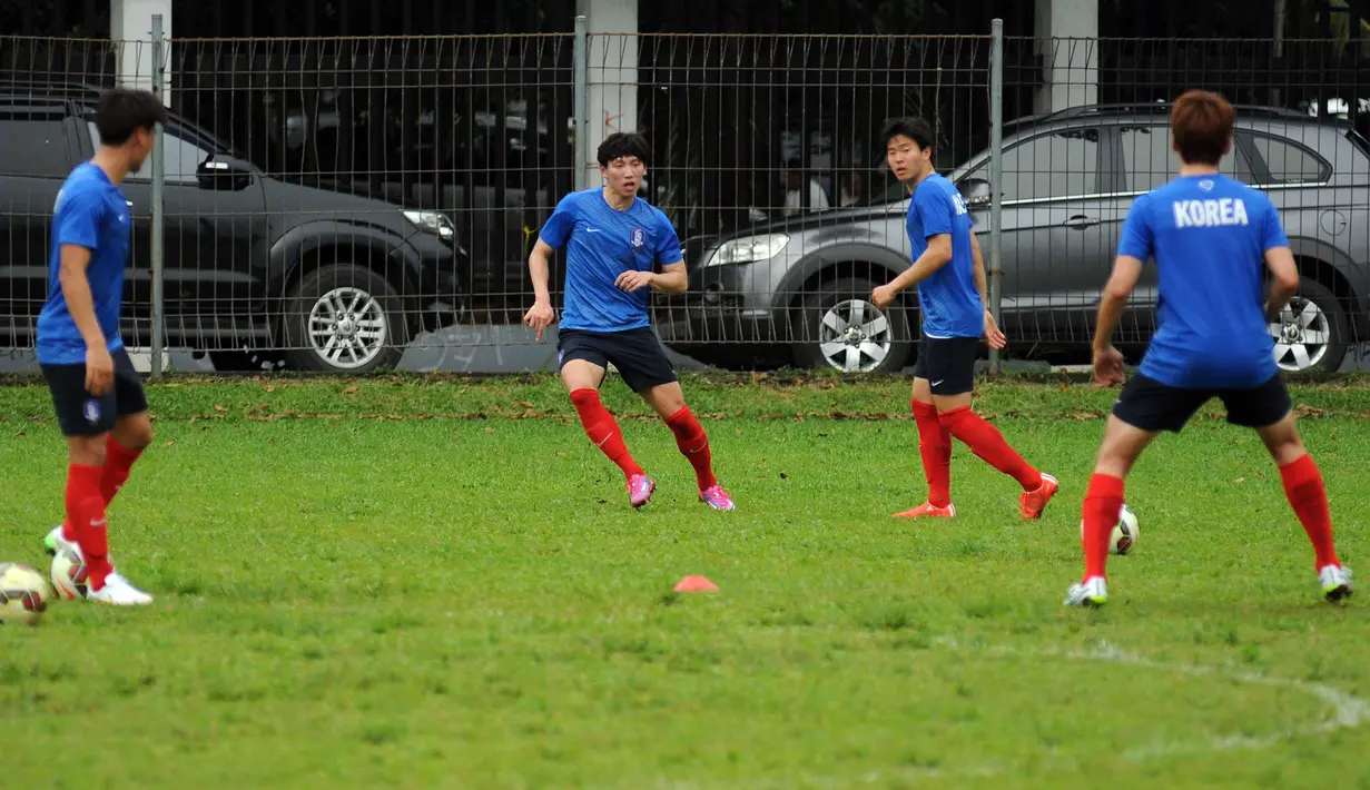 Jelang berlaga di kualifikasi Grup H Piala Asia 2016, timnas Korea Selatan U-23 melakukan latihan perdana di Lapangan C Senayan, Jakarta, (21/3/2015). Tampak, pemain timnas Korsel U-23 saat melakukan sesi latihan. (Liputan6.com/Helmi Fithriansyah)