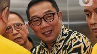 Gubernur Jawa Barat Ridwan Kamil menaiki lift di DPP Golkar, Jakarta,Rabu (18/1/2023). Menteri Koordinator Perekonomian Airlangga Hartarto itu menyebut Emil bakal dikenalkan kepada pengurus lain. Tugas Emil sebagai kader Golkar ke depannya disebut Airlangga juga sudah dibicarakan. (Liputan6.com/Angga Yuniar)