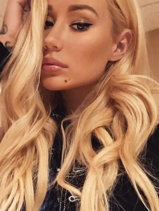 Keduanya membuat publik bertanya-tanya mengenai hubungan mereka saat Tyga hadir ke lokasi syuting music video milik Iggy di Los Angeles pada 28 Juni. (instagram/iggyazalea)