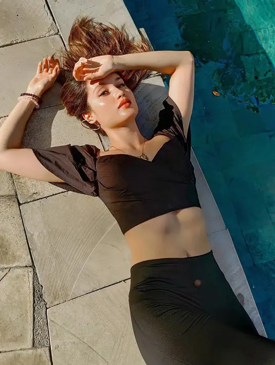 Bukan hanya itu, Cinta mengaku kalau dirinya memang lebih senang berada di rumah ketimbang pergi ke tempat keramaian. Ia hanya melakukan kegiatan tersebut jika memang sangat diharuskan. (Instagram/Claurakiehl)