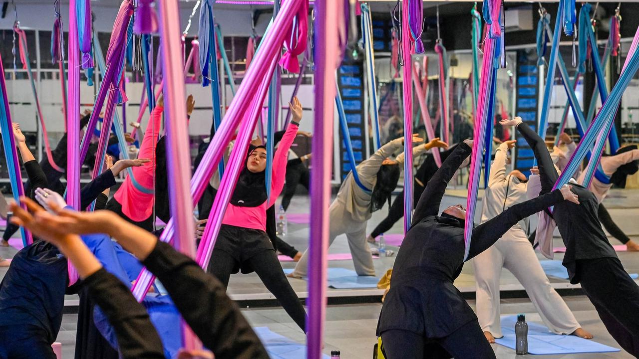 FOTO: Melayang Bebas di Ujung Kain, Tren Aerial Yoga Kian Digemari Kaum Perempuan Banda Aceh