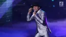 Penampilan penyanyi Anji saat membawakan lagu pada perayaan HUT Indosiar ke-23 di Jakarta Convention Center (JCC), Kamis (11/1). HUT Indosiar Bertema “Konser Raya 23 Tahun Indosiar Luar Biasa”. (Liputan6.com/Herman Zakharia)