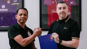 M. Syahid Nur Ichsan yang telah tiga musim menjabat sebagai manajer tim akan dipromosikan menduduki posisi baru Direktur Operasional Persik Kediri. Sementara jabatan lama diserahkan kepada Rachmad Tri Kuncara. (Dok Persik)